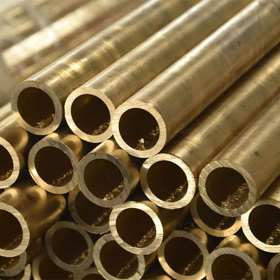 Le cuivre est ductile, le métal brillant, vertâtre, noir, métallique, conducteur électrique.